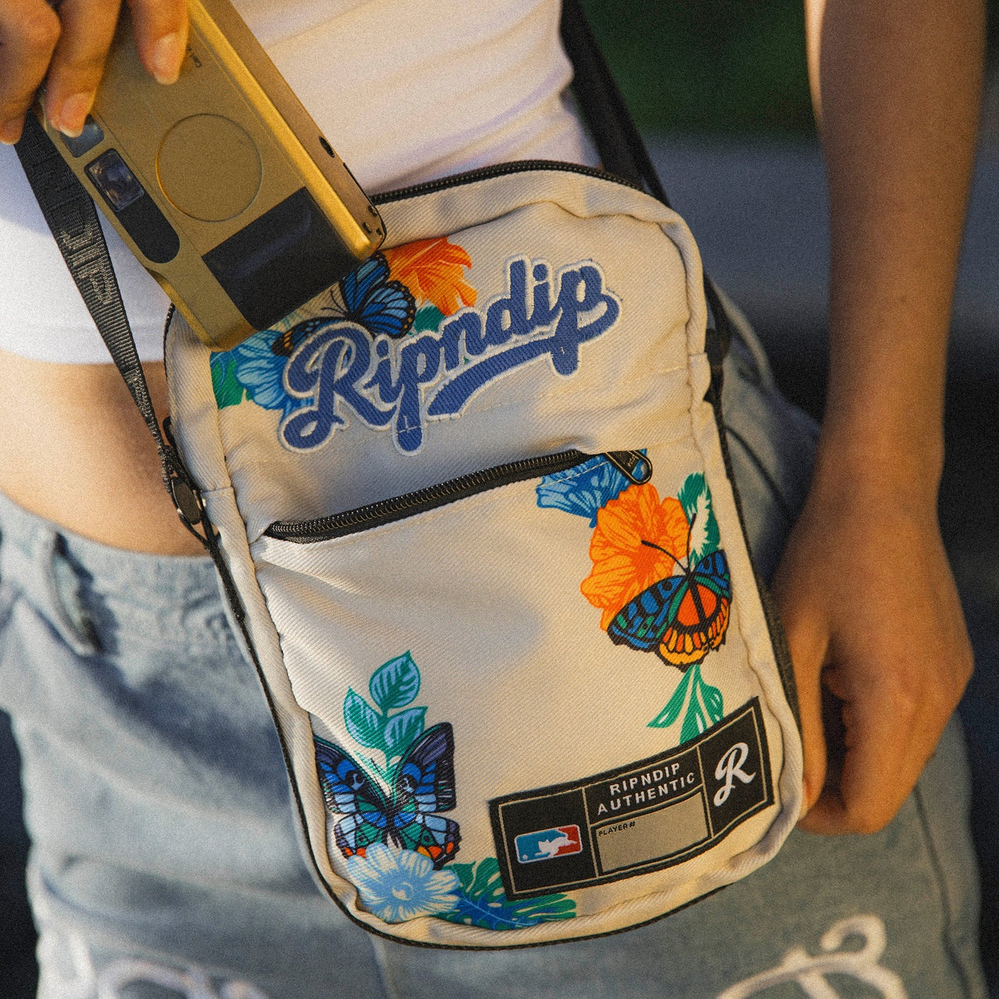 Rip N Dip - Bolso Crossbody Los Ripndip Off White - Lo Mejor De Rip n Dip - Solo Por $59990! Compra Ahora En Wallride Skateshop